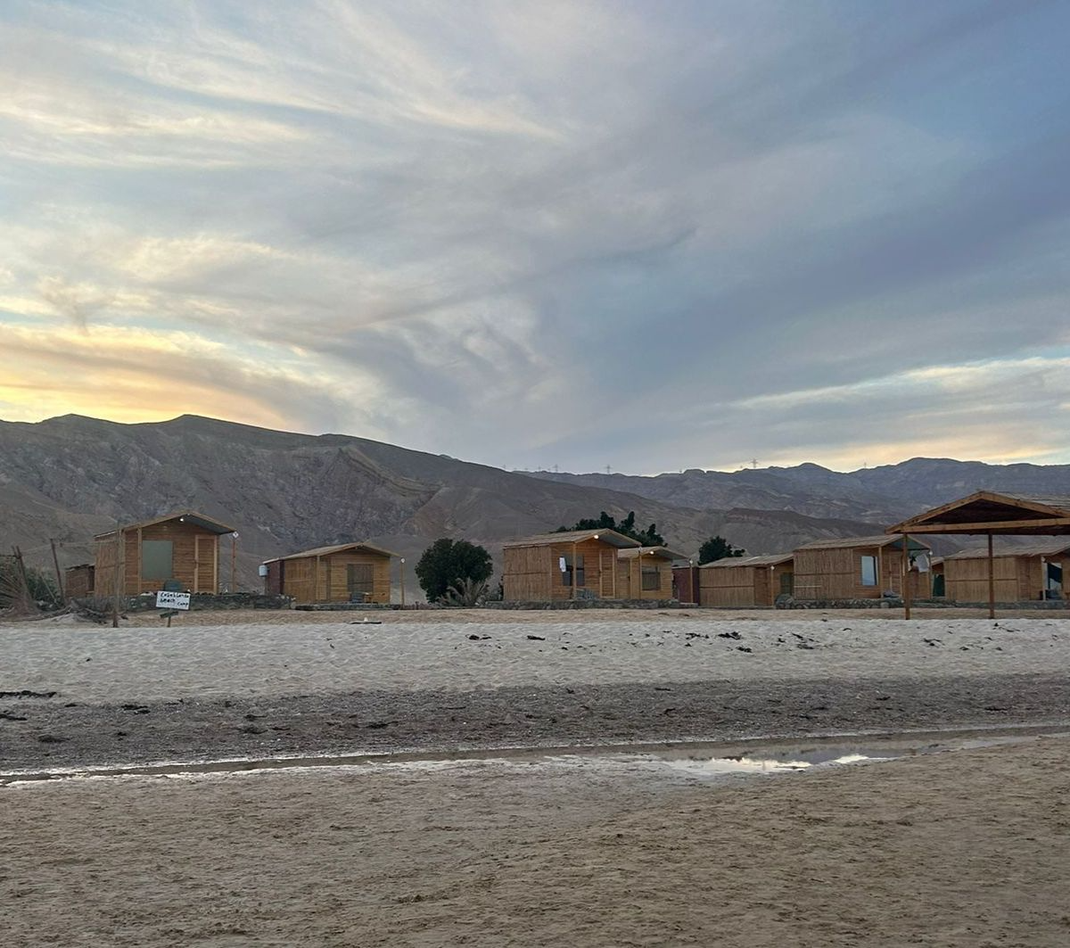 הקאמפ מהחוף בשקיעה